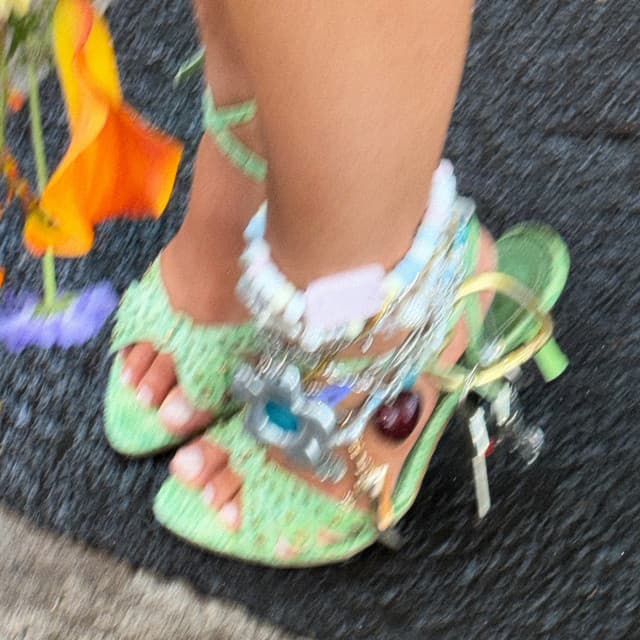 Peeptoe by 01099, Gustav, Zachi