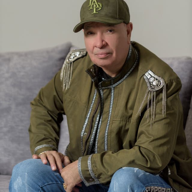 Por Retenerte by Luis Alberto Posada